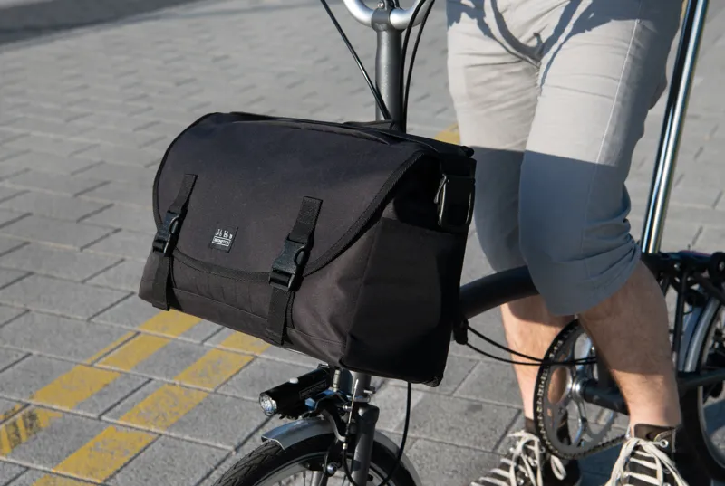 Brompton Metro Messenger Bag Medium in Black-5